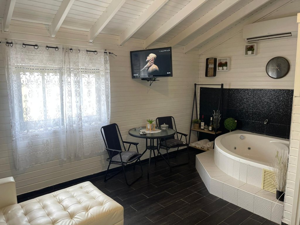 השקט בלבן עלמה