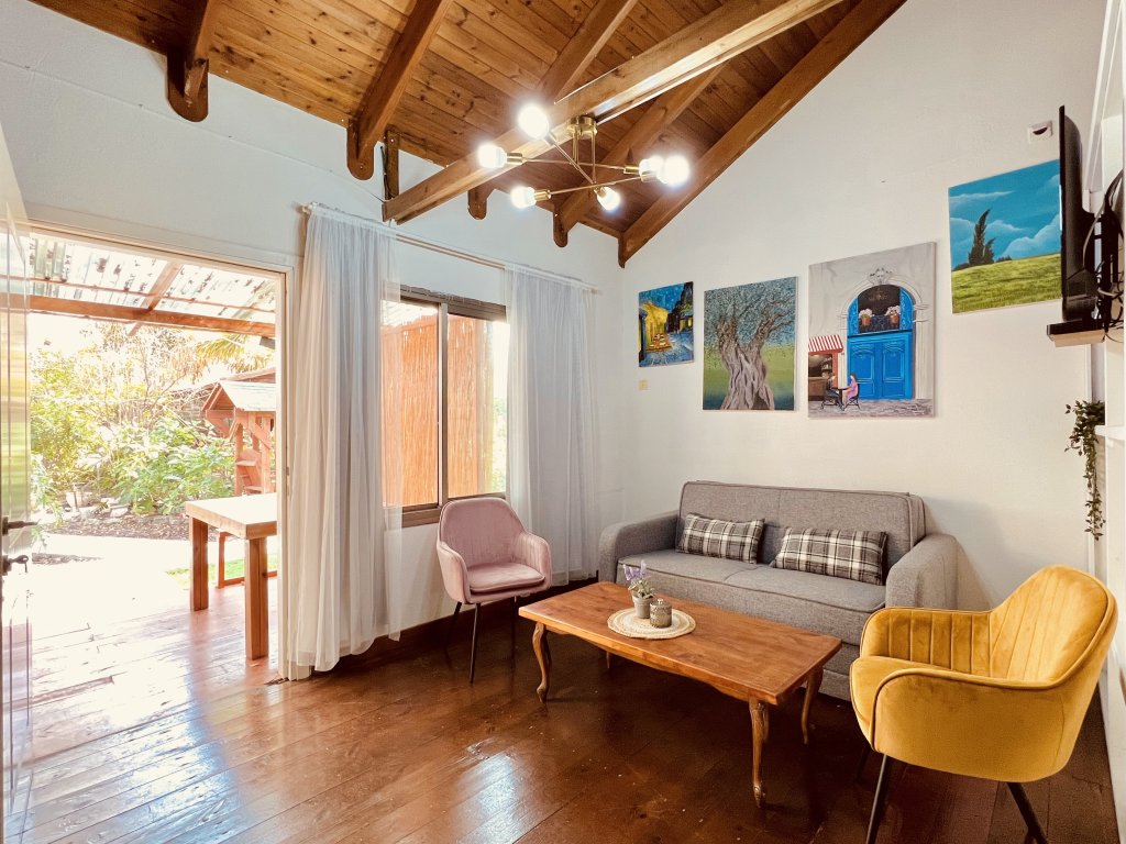 איתן בקתות עץ