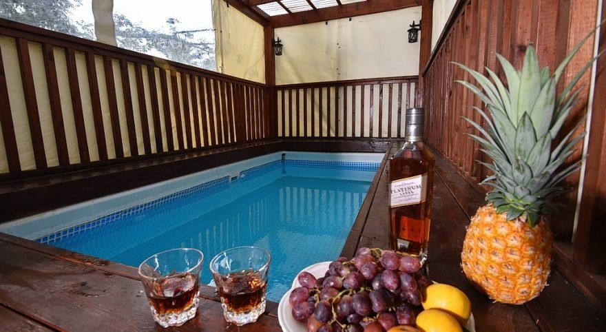 בקתות עם בריכה פרטית