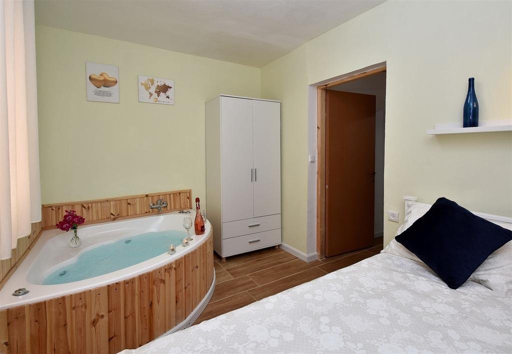 חדר משפחה עם נוף לגינה